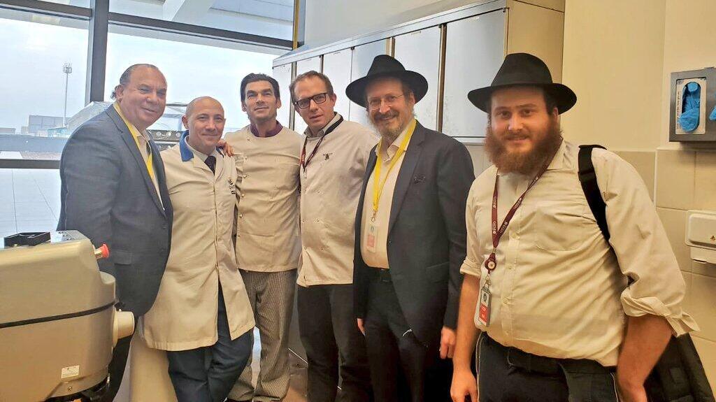 הרב שנאייר, הרב חיטריק ומשגיחי הכשרות, עם נציגי הקייטרינג של חברת התעופה הקטארית