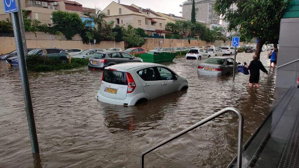 Наводнение после ливня в Ришон ле-Ционе (Фото: Рам Адар) הצפות בראשון לציון