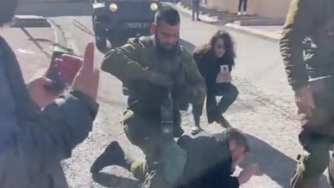 "שמאלנים אני אשבור לכם את הצורה" - תיעוד: חייל צה''ל תוקף את העיתונאי אלי ביתאן