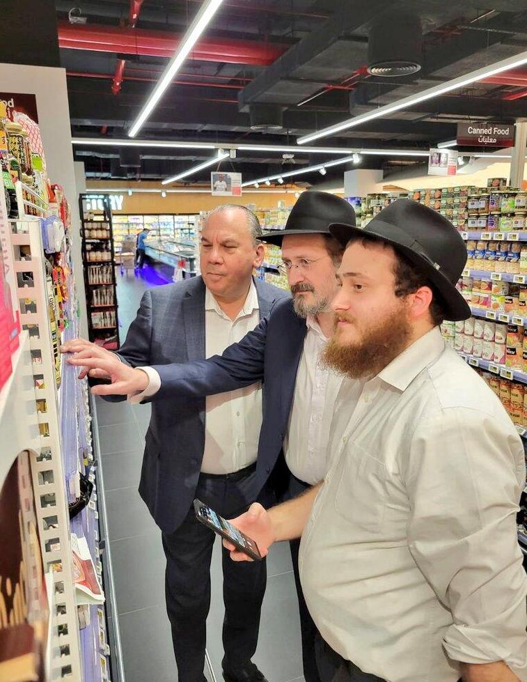הרב שנאייר וחבריו מבקרים בסופר מקומי בקטאר: "המון מוצרים כשרים"