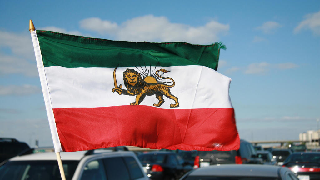 דגל איראן הישן מ תקופת ה שאה הפרסי