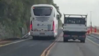 נהג אוטובוס עם עשרות תלמידים עוקף קו הפרדה בצורה לא חוקית