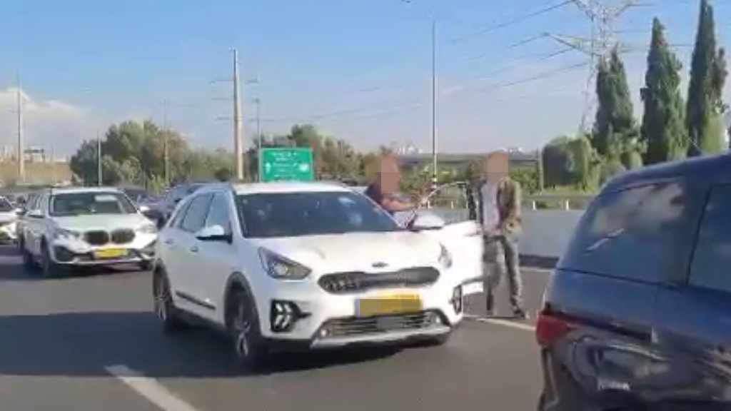 תיעוד: גבר משחית 2 צמיגים של נהג רכב אחר במהלך ויכוח בכביש 431