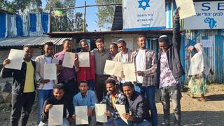 השוחטים המוסמכים הראשונים בקהילה היהודית באתיופיה עם ראשי מכון שטראוס עמיאל