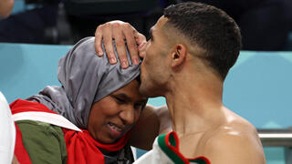 שחקןנבחרת מרוקו אשרף חכמי חוגג עם אמו