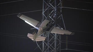 מטוס קל שנתקע בתוך עמוד חשמל במחוז מונטגומרי ב מרילנד ארה"ב