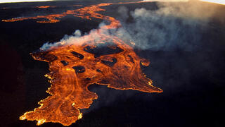 ארה"ב הוואי התפרצות ראשונה של הר הגעש מאונה לואה אחרי 38 שנה כאן רואים את ההתפרצות הקודמת ב 1984