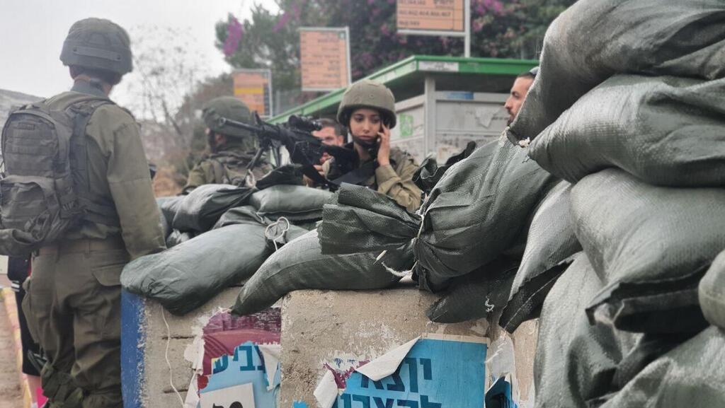 Бойцы ЦАХАЛа возле въезда в поселение Кохав-Яаков (Фото: Гилад Коэн) מזירת הפיגוע, הכניסה לכוכב יעקב