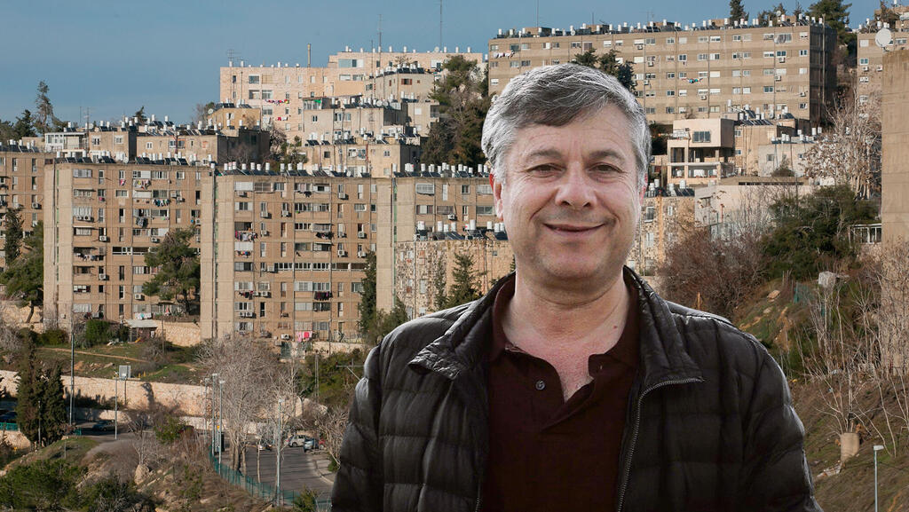 Шломо Дери на фоне района Кирьят-Йовель в Иерусалиме