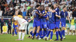 שחקני ארצות הברית חוגגים בסיום