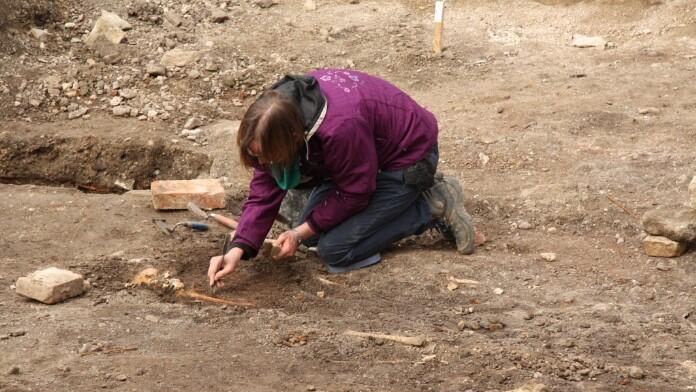 Karin Sczech participates in the excavation at the medieval Jewish cemetery of Erfurt 