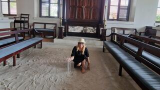 רצפת בית הכנסת בסנט תומאס מכוסה בחול ים