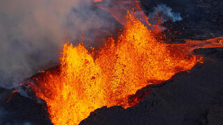 התפרצות הר הגעש מאונה לואה ב הוואי הר הגעש הפעיל הגדול בעולם