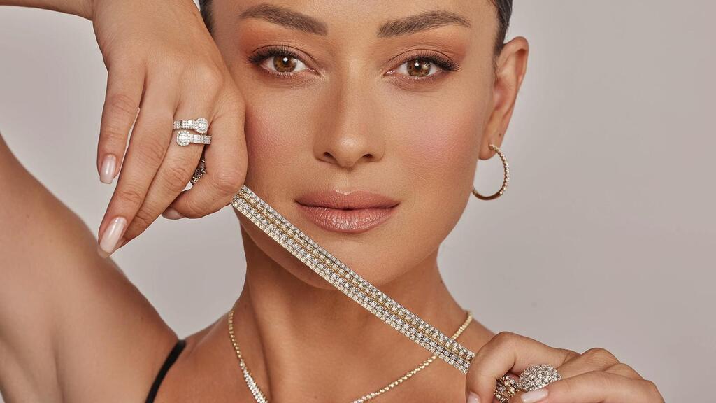 Анна Аронов - презентор Impress Jewelry Репатриантки носят украшения Impress Jewelry с завидным достоинством