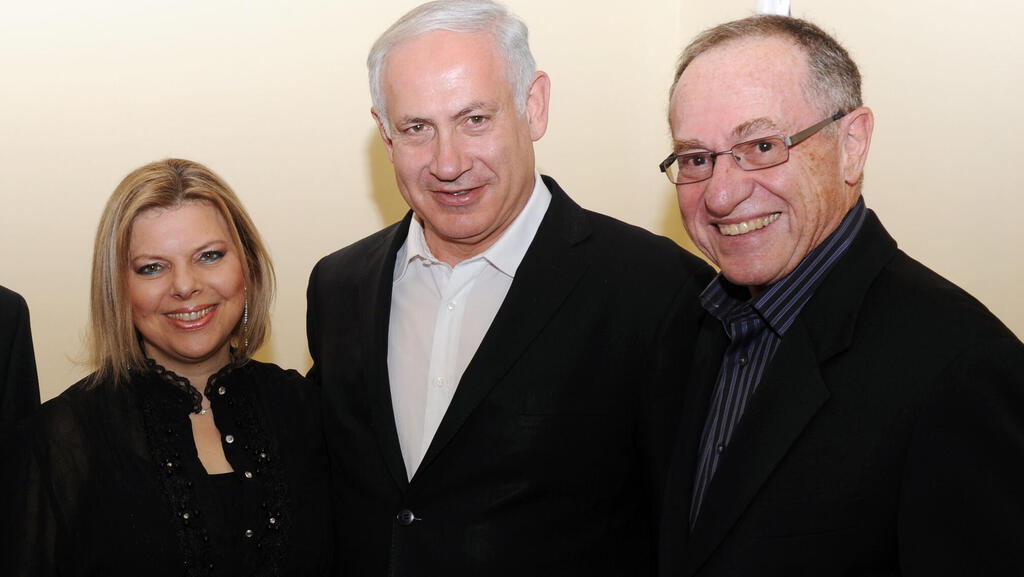 ראש הממשלה בנימין נתניהו (שני מימין) נפגש עם פרופסור אלן דרשוביץ מארצות הברית, בבית ראש הממשלה בירושלים