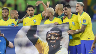 שחקני ברזיל עם השלט לפלה