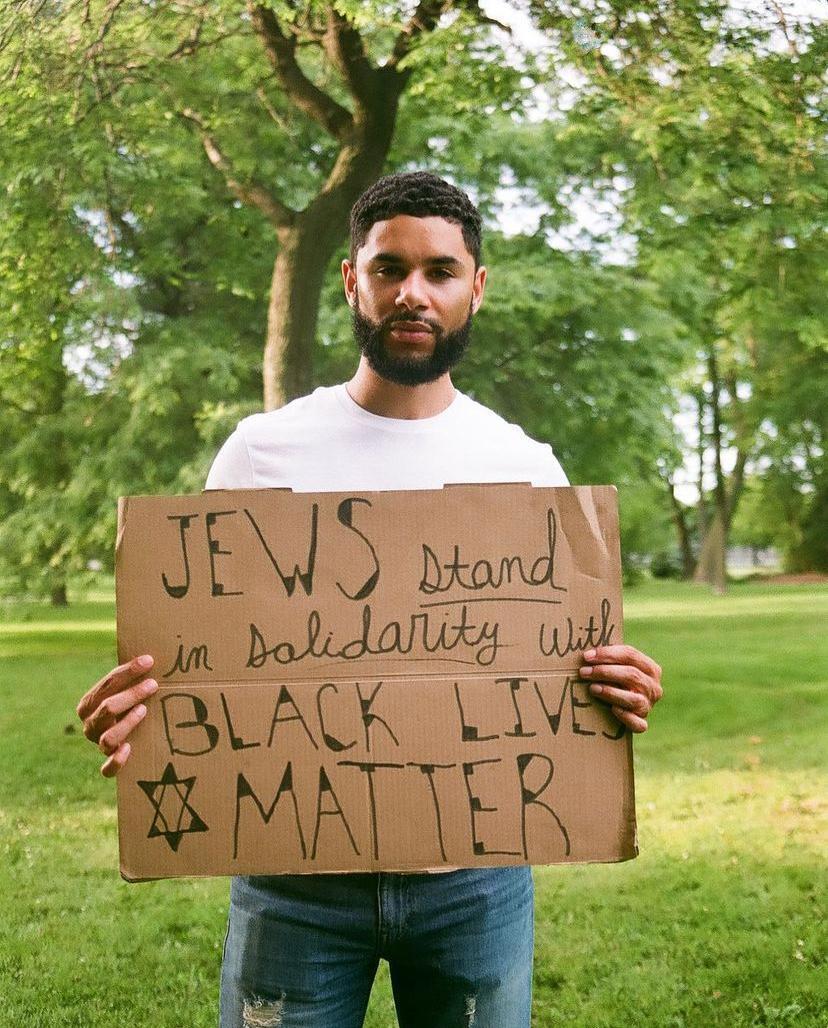 רוברטס אוחז בשלט עם המסר "יהודים עומדים בסולידריות לצד תנועת Black Lives Matter"