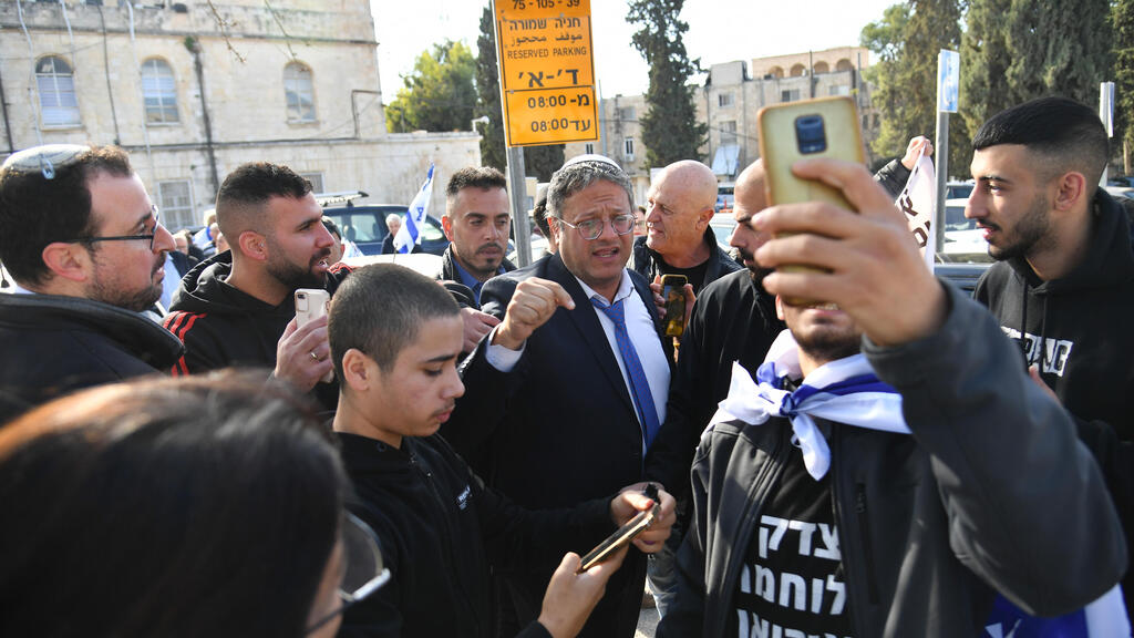 Итамар Бен-Гвир на митинге возле здания суда (Фото: Йоав Дудкевич) הפגנת תמיכה באוריאן בן כליפא בבית המשפט השלום בירושלים החשודה בתקיפה בשער האריות