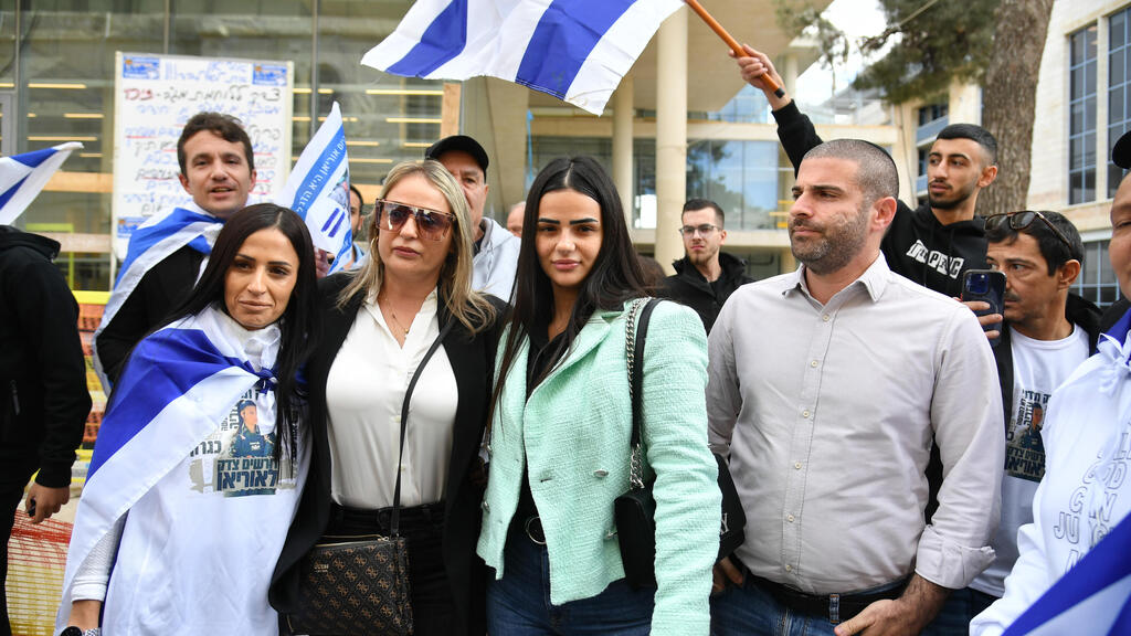 Ориан Бен-Калифа с матерью и участниками митинга протеста (Фото: Йоав Дудкевич) הפגנת תמיכה באוריאן בן כליפא בבית המשפט השלום בירושלים החשודה בתקיפה בשער האריות