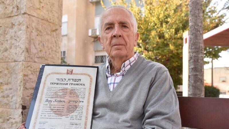 ויקטור קוזוייק עם תעודת הכבוד של אימו