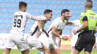 שחקני הפועל עכו חוגגים