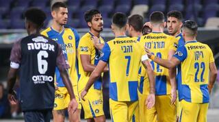 שחקני מכבי תל אביב חוגגים