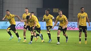 שחקני מכבי נתניה חוגגים