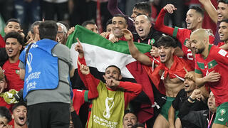 שחקני נבחרת מרוקו עם דגל פלסטין