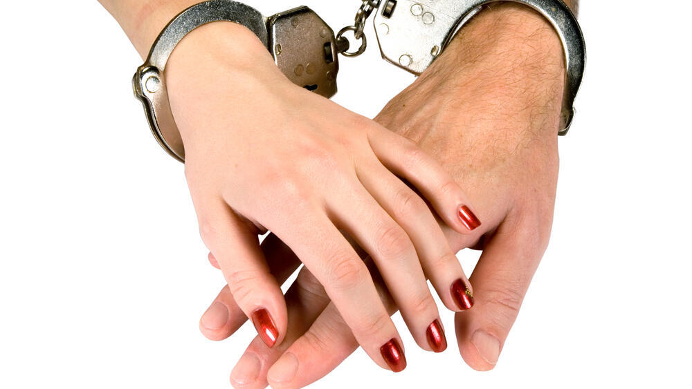 Задержанная в наручниках (Фото: shutterstock) Задержанная в наручниках