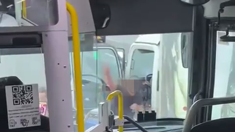 תיעוד בזמן הנסיעה: 2 גברים הנוסעים במשאית תוקפים נהג אוטובוס בכביש 4