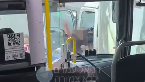 תיעוד בזמן הנסיעה: 2 גברים הנוסעים במשאית תוקפים נהג אוטובוס בכביש 4