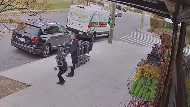 Момент стрельбы (Фото: Staten Island Shomrim safety Patrol) חיים קליין בן ה-7 נפגע מהירי ברובה אוויר ברחוב