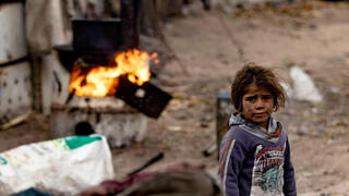 סוריה קור חורף ילדה ב מחנה פליטים בעיר א-רקה