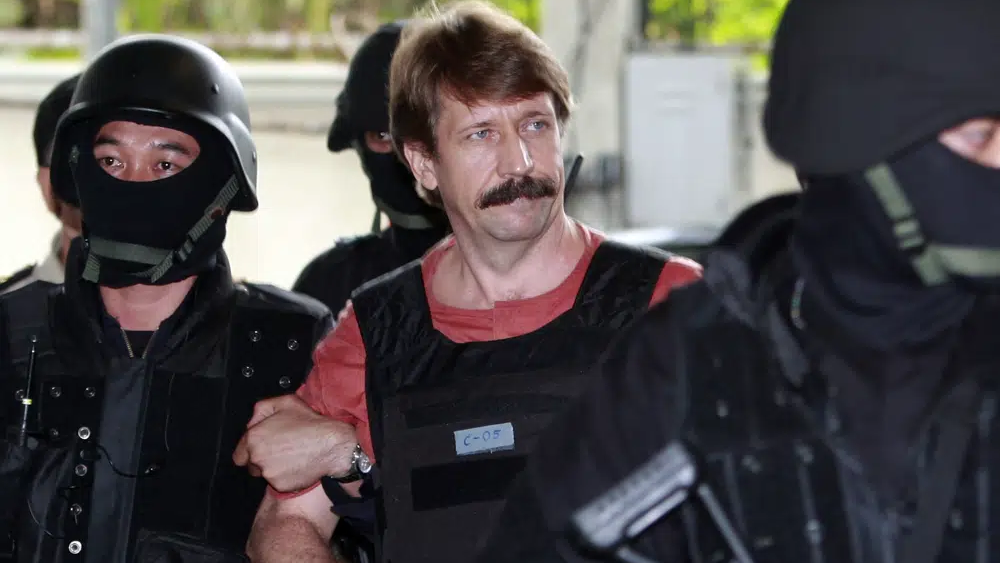 Suspected Russian arms smuggler Viktor Bout, center, is led by armed Thai police commandos as he arrives at the criminal court in Bangkok, Thailand in Oct. 5, 2010 