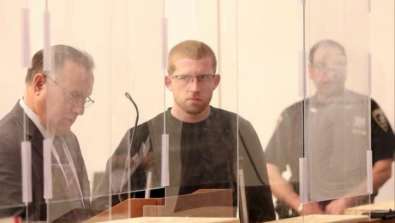 Джейсон Киш в центре (Фото: Staten Island Advance) ג'ייסון קיש (במרכז) בבית המשפט