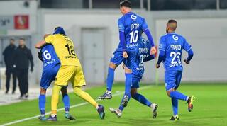 שחקני מכבי יפו חוגגים עם דובב גבאי