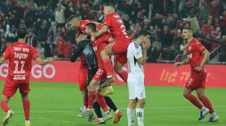 שחקני הפועל ב"ש חוגגים עם אריאל הרוש