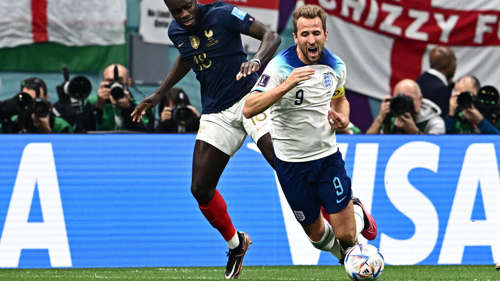 Англия - Франция (Фото: AFP) דאיו אופמקאנו שחקן נבחרת צרפת מול הארי קיין שחקן נבחרת אנגליה