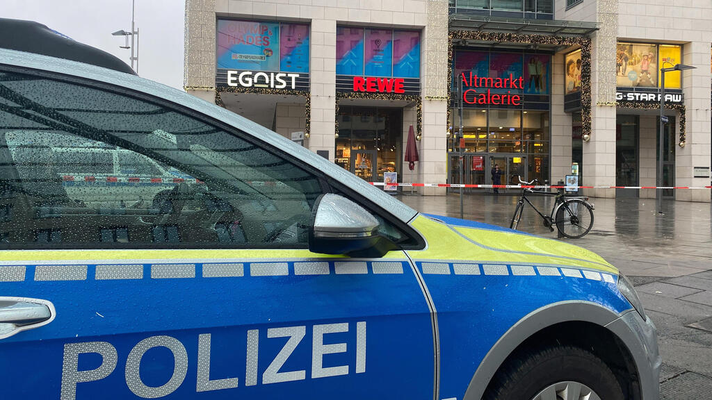 גרמניה דרזדן גבר רצח אישה ו מתבצר ב קניון חשש ל בני ערובה כוחות משטרה שוטרים