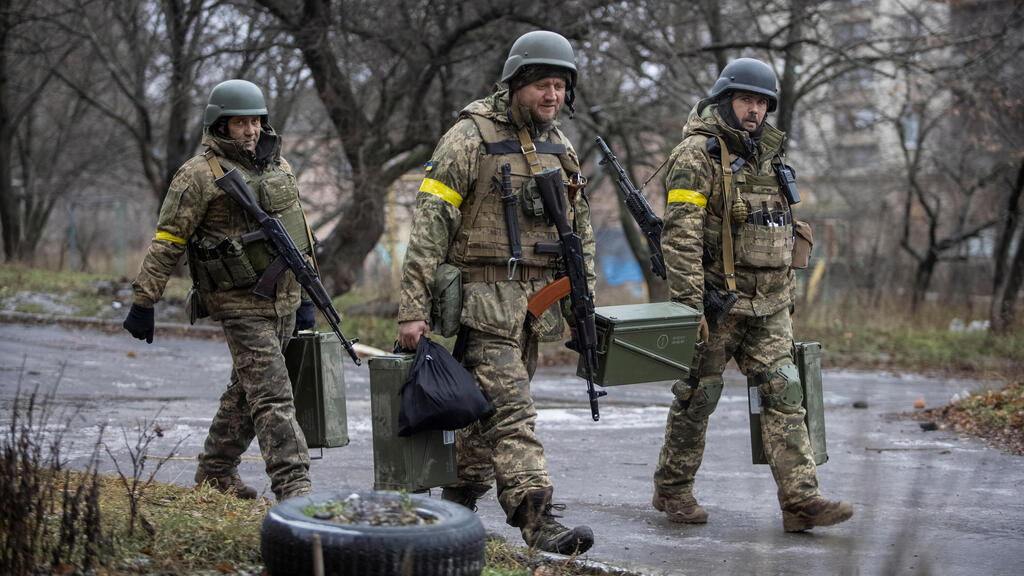 אוקראינה העיר בחמוט חיילים אוקראינים סוחבים נשק