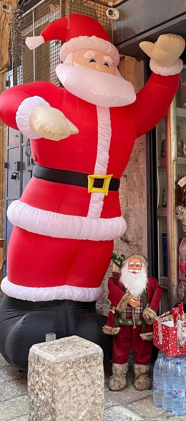 Рождественская атрибутика продаетсячуть ли не в каждой лавке Христианского квартала 