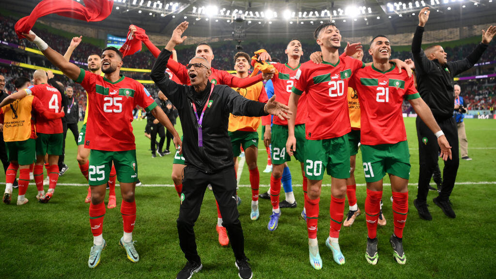 שחקני נבחרת מרוקו חוגגים אחרי הניצחון על פורטוגל