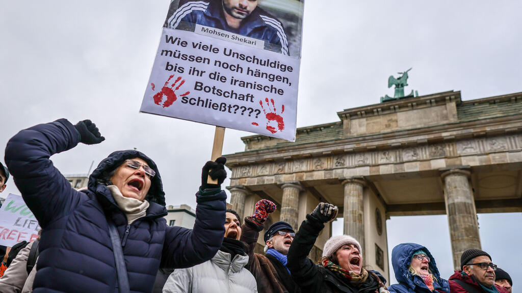 מפגינים נגד איראן ב ברלין גרמניה
