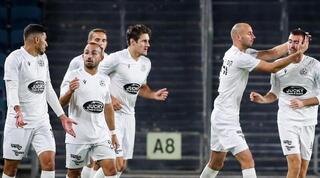 שחקני מכבי פתח תקווה חוגגים