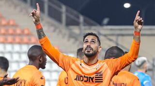 אלמוג בוזגלו חוגג