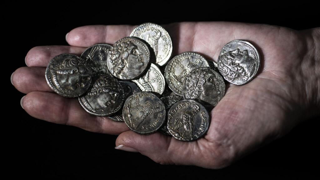 בקופסה התגלו 15 מטבעות עתיקים