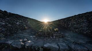 השמש זורחת מול שביל האבן על הר טללוק במקסיקו