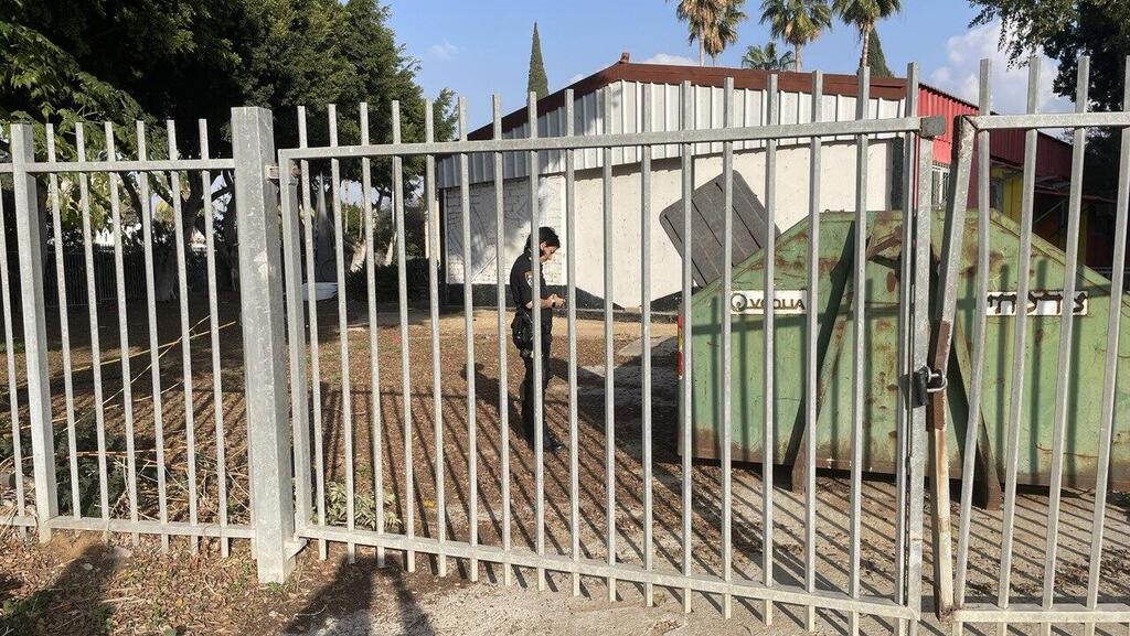 Police on scene (Photo: Meir Torgeman) זירת אירוע הדקירה בתיכון ברחובות