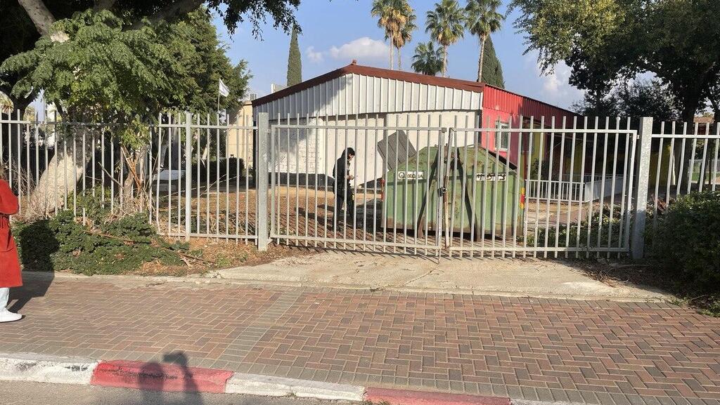 Back entrance of Rehovot school (Photo: Meir Torgeman) זירת אירוע הדקירה בתיכון ברחובות