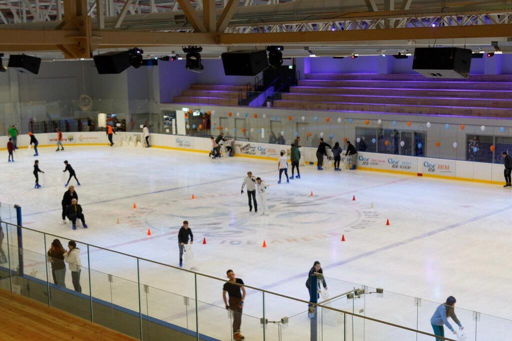 На льду в OneIce Arena 